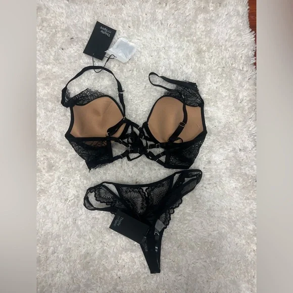 Thistle and Spire Black Lace Bra Set - Picture 2 of 6